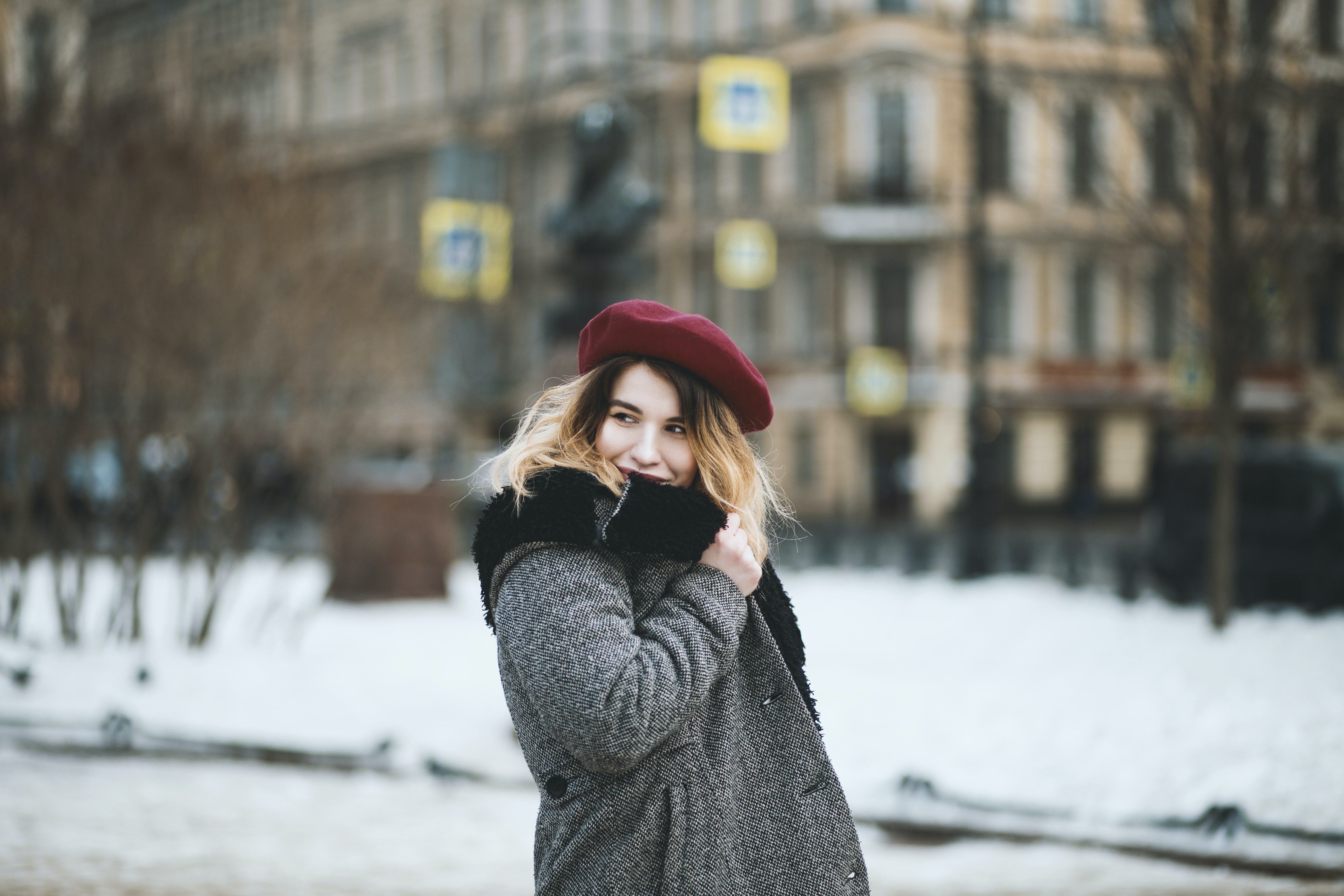 Winter outside. Француженки на улице зима. Фотосессия на улице в шапке. Французская фотосессия зимой. Девушка с короткими волосами в пальто.