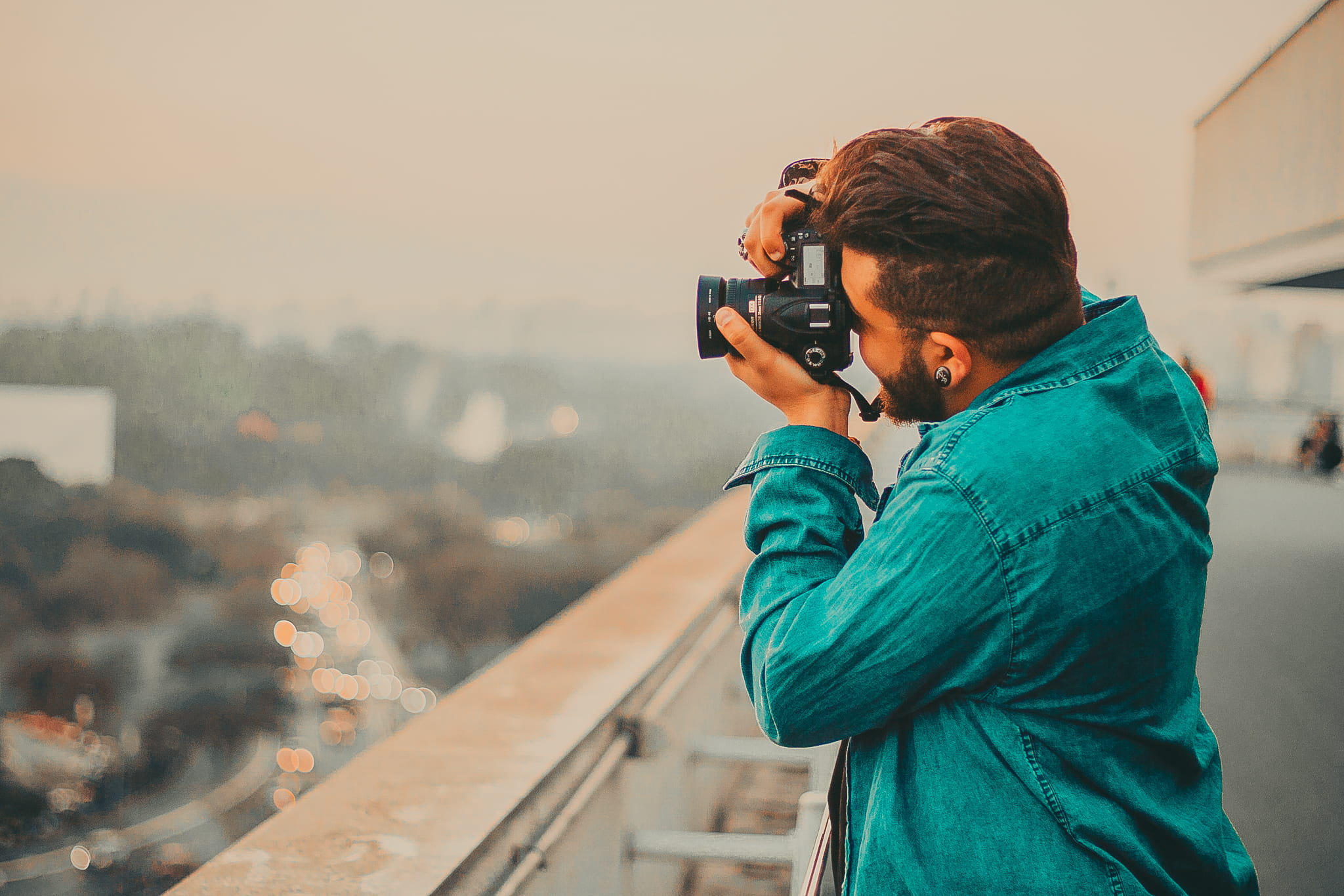 Фотография человека с фотоаппаратом