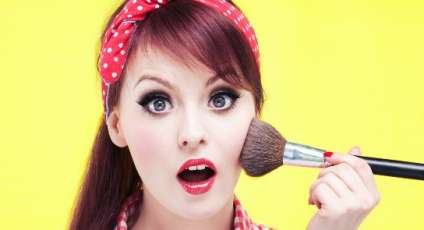 Фотосесія вдома в стилі пін-ап.