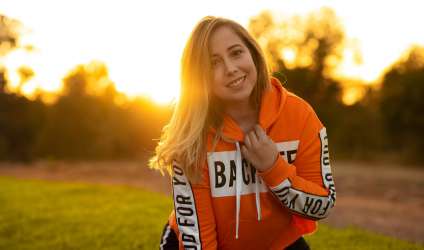 Дівчина на м'якому світлі сонця.