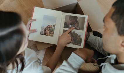 пара розглядає фотоальбом.