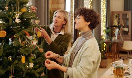 Семья наряжает елку