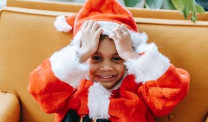 Мальчик в костюме Санты