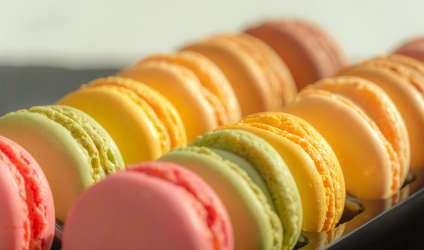 Яркое фото макарунов для рекламы