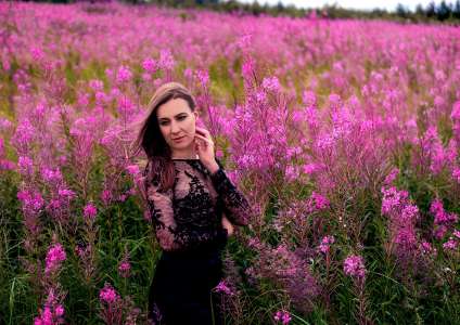 Дівчина в чорній сукні.
