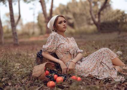 Дівчина в сукні в дрібний квіточок.