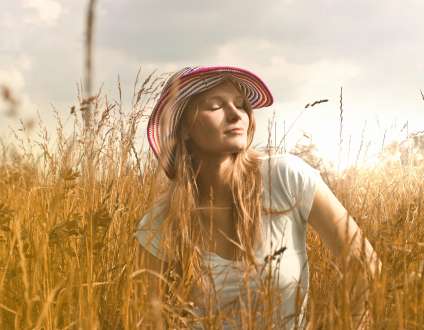 Пара в стоге сена