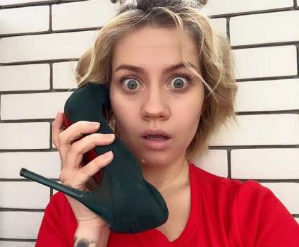 Фотосесія вдома в стилі пін-ап.