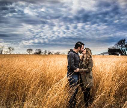 Пара в стоге сена